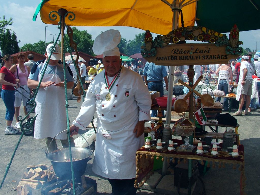 A Csabai Sörfesztivál és Csülökparádé egyik versenyszáma a csülökpörkölt főzőverseny volt.