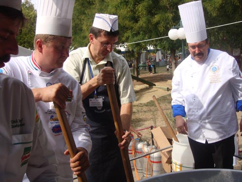 Prohászka Béla Domokos László megyei elnök és a szakácsok társaságában 