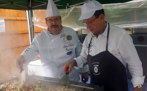 Prohászka Béla Szarvas polgármeterével együtt főzött 1600 adag szilvás ételt