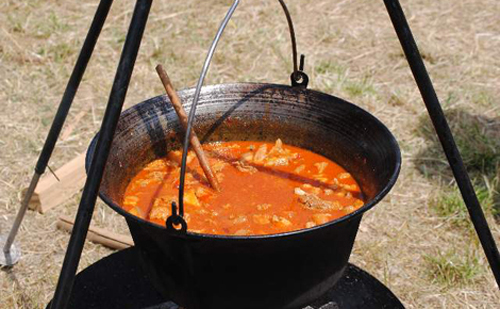 Csülöpörköltfőző versenyen zsűrizik Prohászka Béla