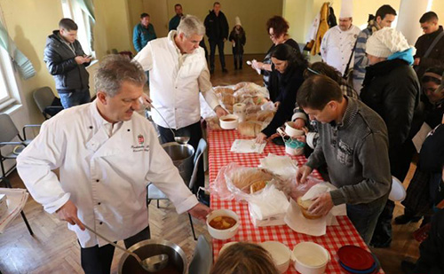 Gulyáslevest főzött a rászorulóknak Prohászka Béla