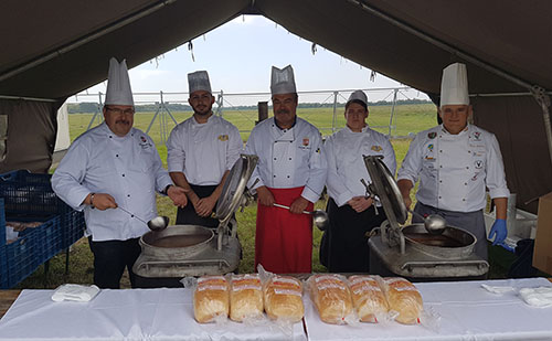 Gulyáságyúban fő a gulyás a haditornán