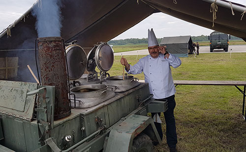 Proh&aacute;szka B&eacute;la guly&aacute;s&aacute;gy&uacute;ban főzi a guly&aacute;st