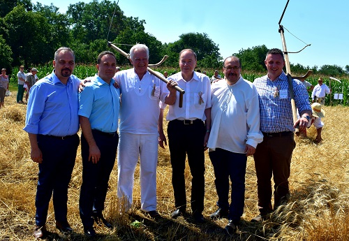 20. alkalommal rendezt&eacute;k meg az Arat&oacute;- &eacute;s K&aacute;rp&aacute;t-medencei Nemzetis&eacute;gi Napot Szarvas-Ez&uuml;stszőlőben