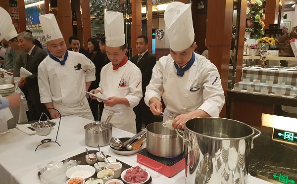 Mesterszak&aacute;cs kurzust tartott Proh&aacute;szka B&eacute;la a Kar&aacute;csonyi Kulturbaz&aacute;r keret&eacute;ben