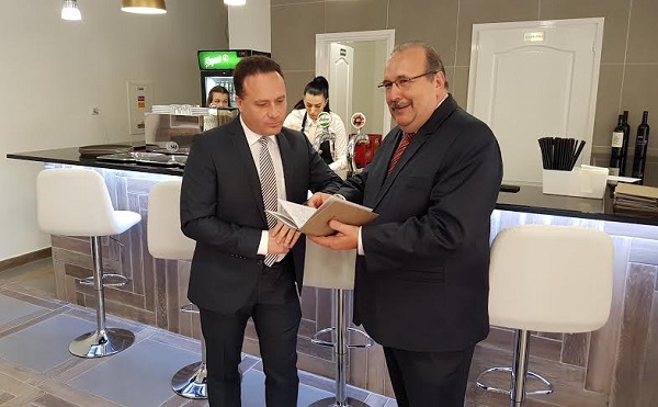 Proh&aacute;szka B&eacute;la szerint az &uacute;jk&iacute;gy&oacute;si Park &Eacute;tterem &eacute;s K&aacute;v&eacute;z&oacute; men&uuml;j&eacute;nek első &eacute;tele &iacute;zig-v&eacute;rig helyi &eacute;tek