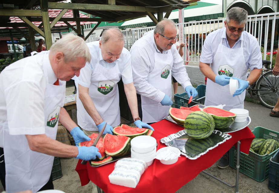 A gyümölcsök királyát kóstoltatták a csabai piacon